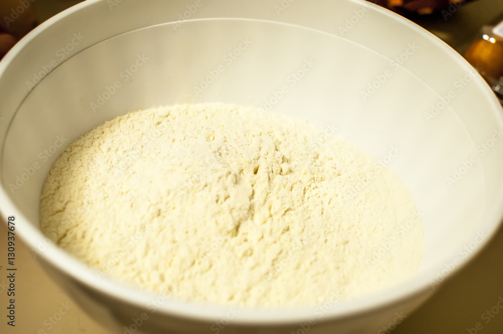 impastare a mano farina uova e zucchero per preparare l'impasto per i dolci