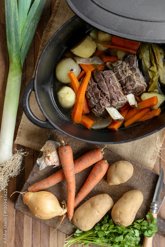 pot-au-feu dans cocotte en fonte 5 Stock Photo | Adobe Stock