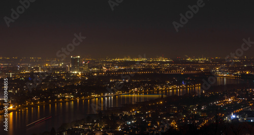Nachtaufnahme aus der Höhe zum Rhein herunter 