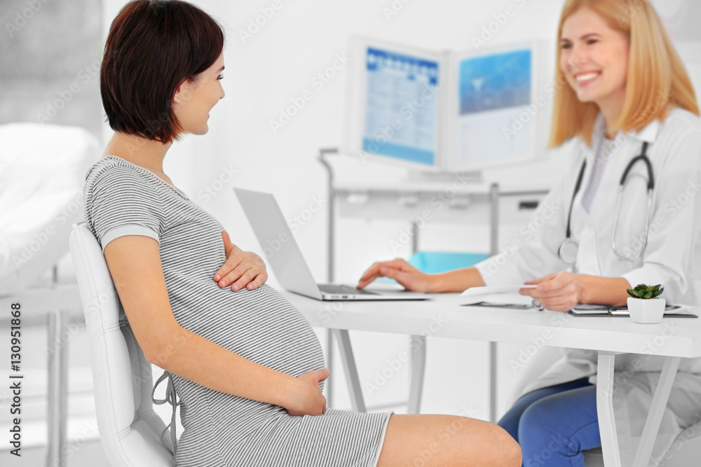 Obraz premium Pregnant woman visiting doctor
