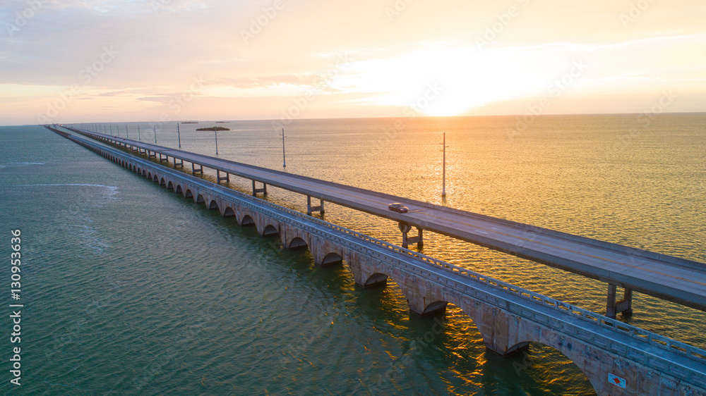 Fototapeta premium Sunrise Seven Mile Bridge Overseas Highway Florida Keys