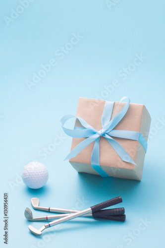 Wallpaper Mural ギフトボックスとゴルフグッズ Torontodigital.ca