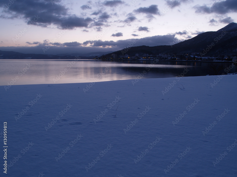 湖畔の冬景色　街の光