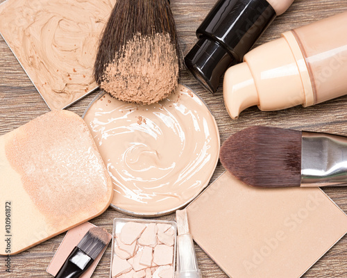 Billede på lærred Basic makeup products for flawless complexion