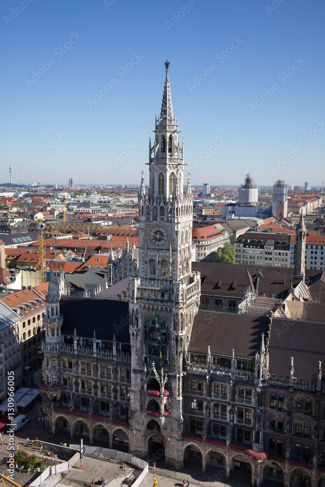 Naklejka premium Blick auf das Neue Rathaus und die Stadt München