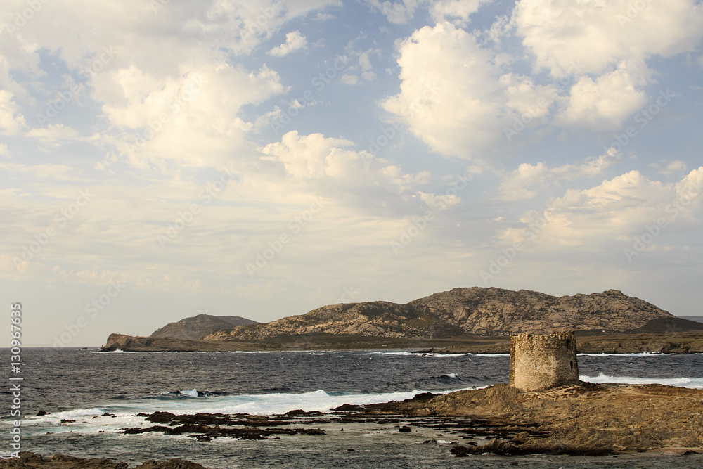 In Sardegna mare e cielo, acqua e rocce, acqua limpida, sole sull'isola.