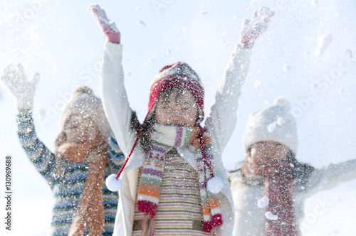 雪を舞い上げる子供たち photo