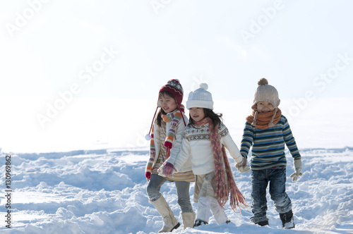 雪原を歩く子供たち