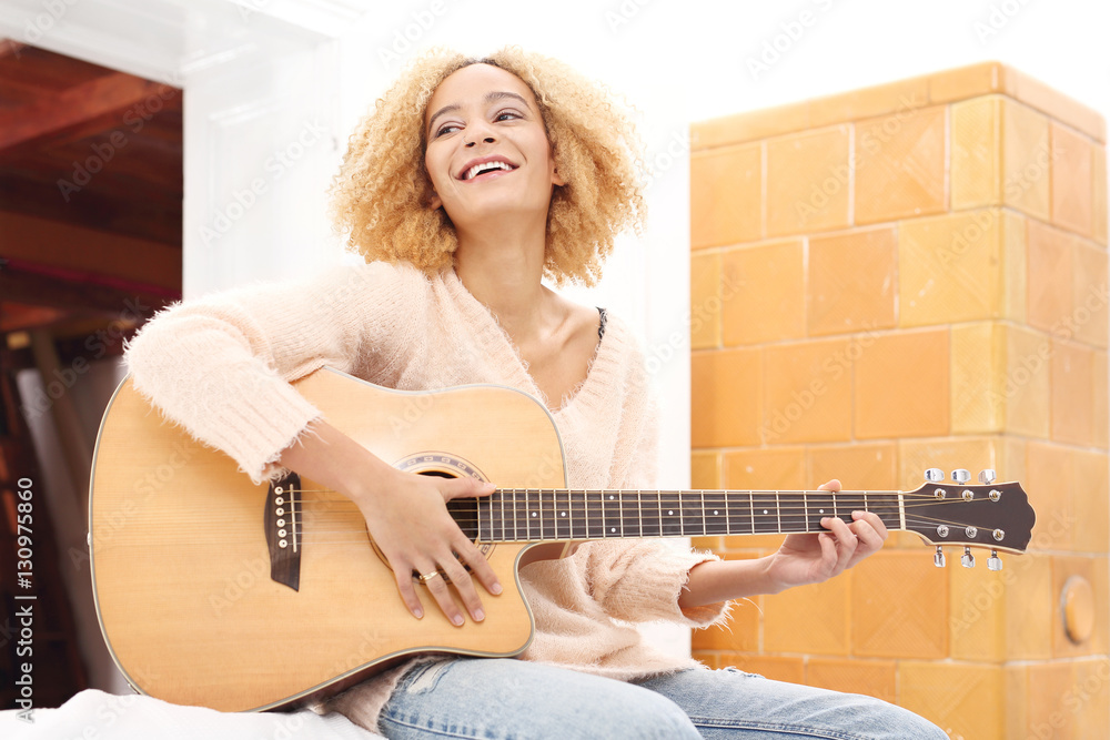 Gitara akustyczna. Dziewczyna gra na gitarze. Stock Photo | Adobe Stock