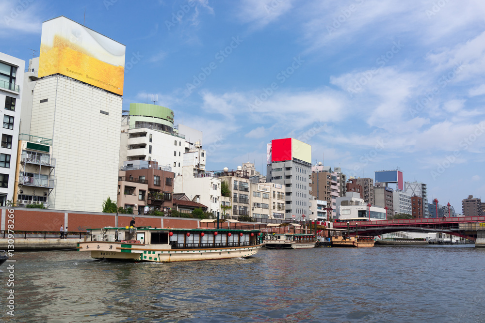 隅田川沿いに立ち並ぶ建物の都市風景