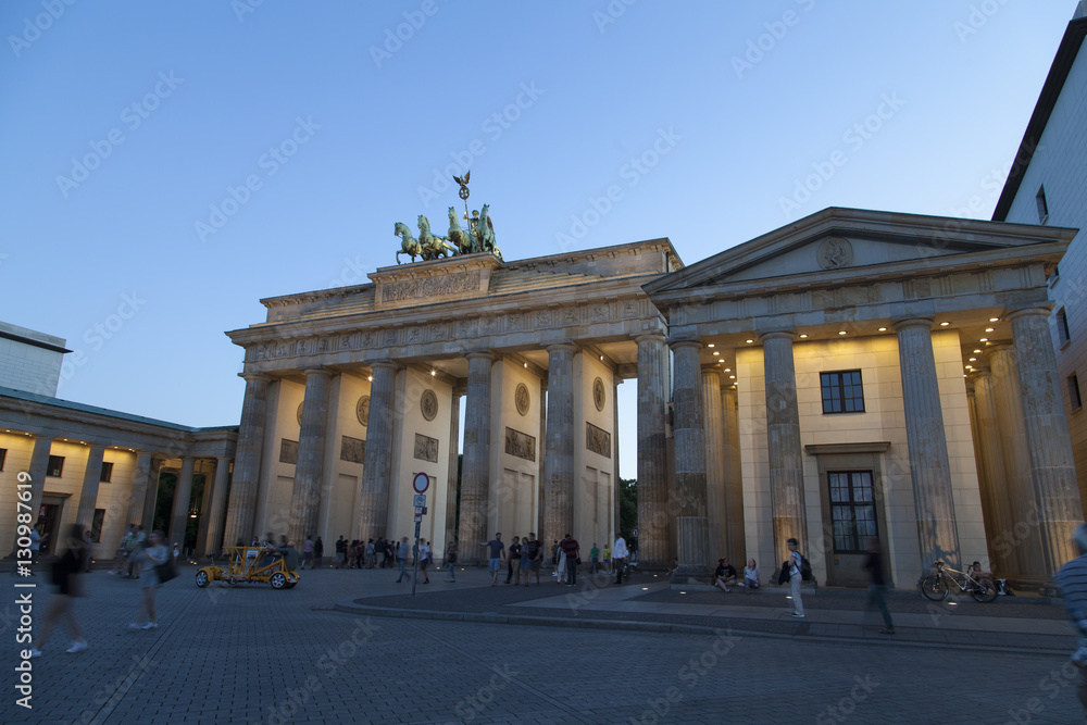 Brandenburger Tor bei der Dämmerung in Berlin