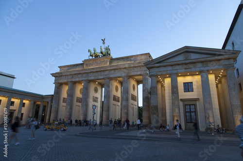 Brandenburger Tor bei der Dämmerung in Berlin