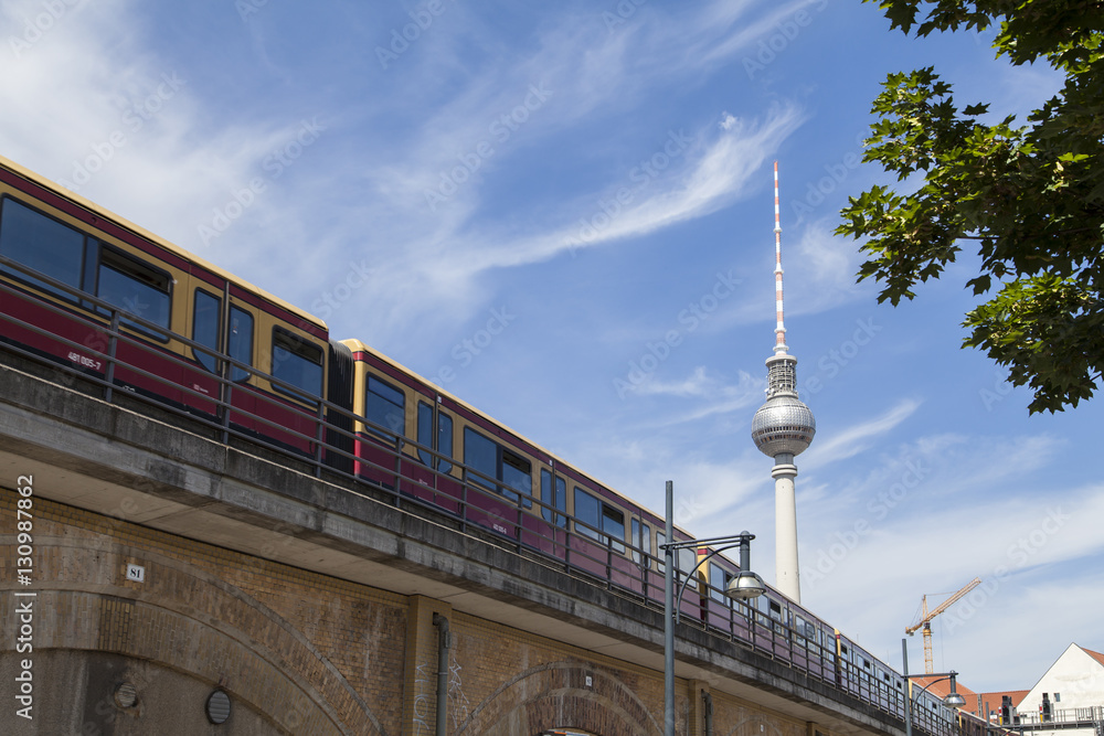 Fototapeta premium S-Bahn und Fernsehturm in Berlin