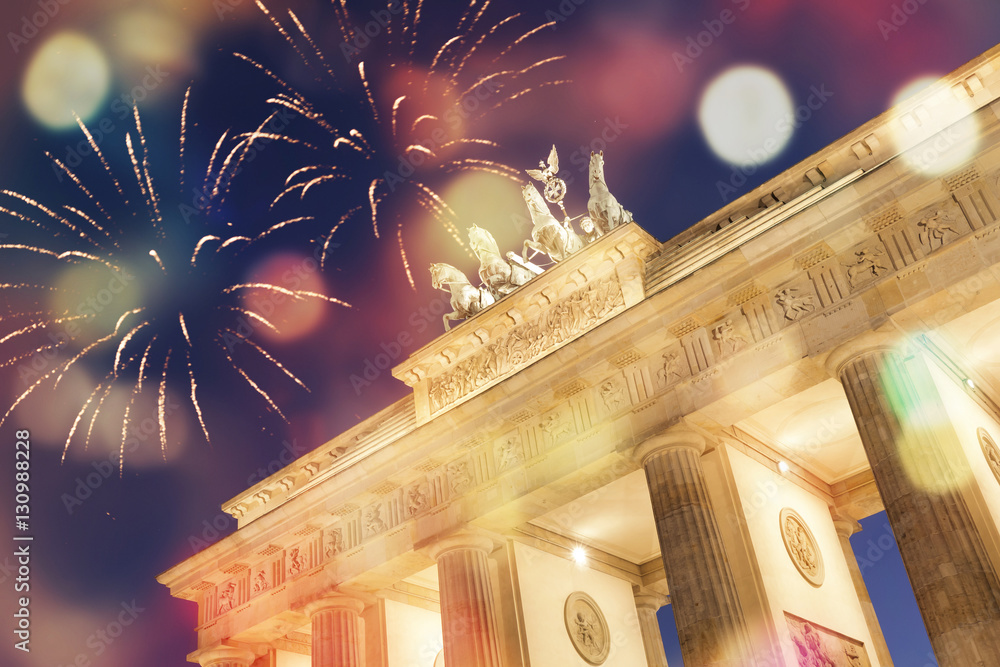 Fototapeta premium Feuerwerk am Brandenburger Tor in Berlin