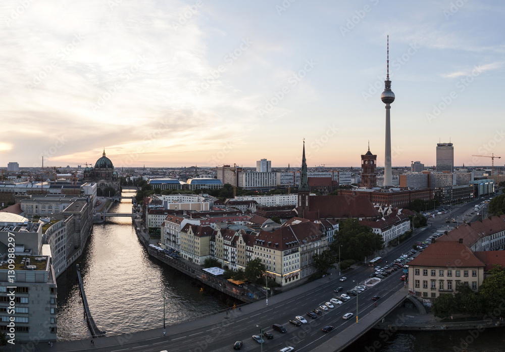 Obraz premium Berlin Stadtausblick am Abend