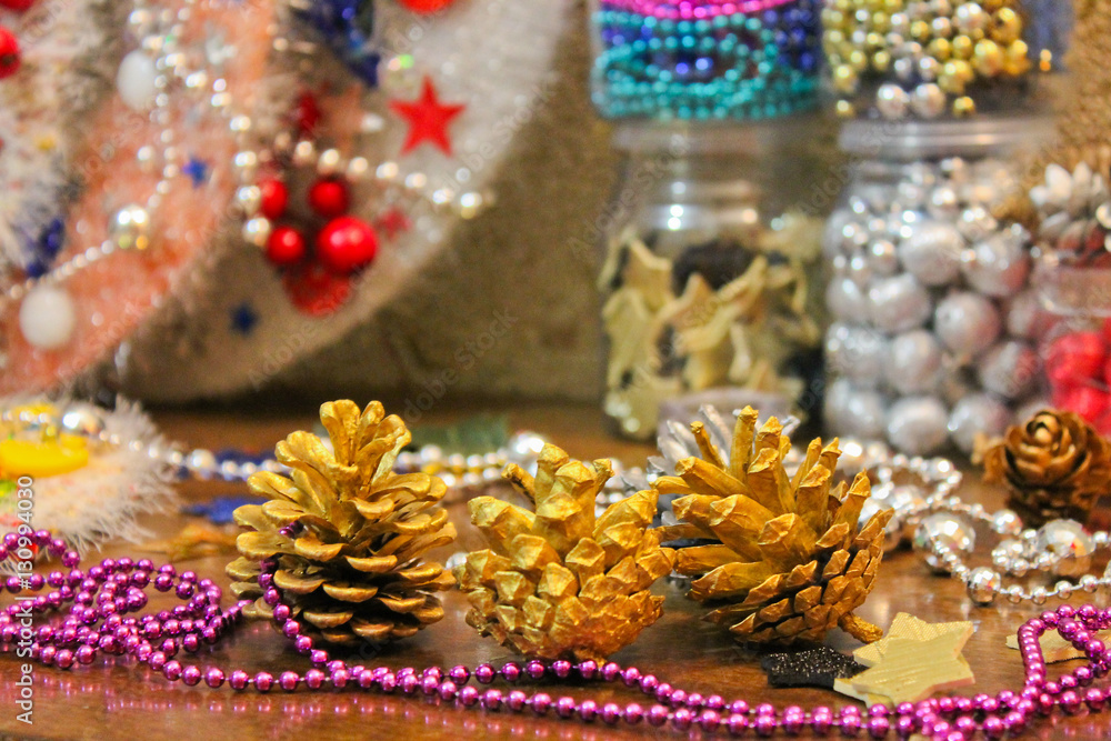 декоративные бусы и сосновые шишки, рождественские украшения и подарки, Фоновый, Текстура
