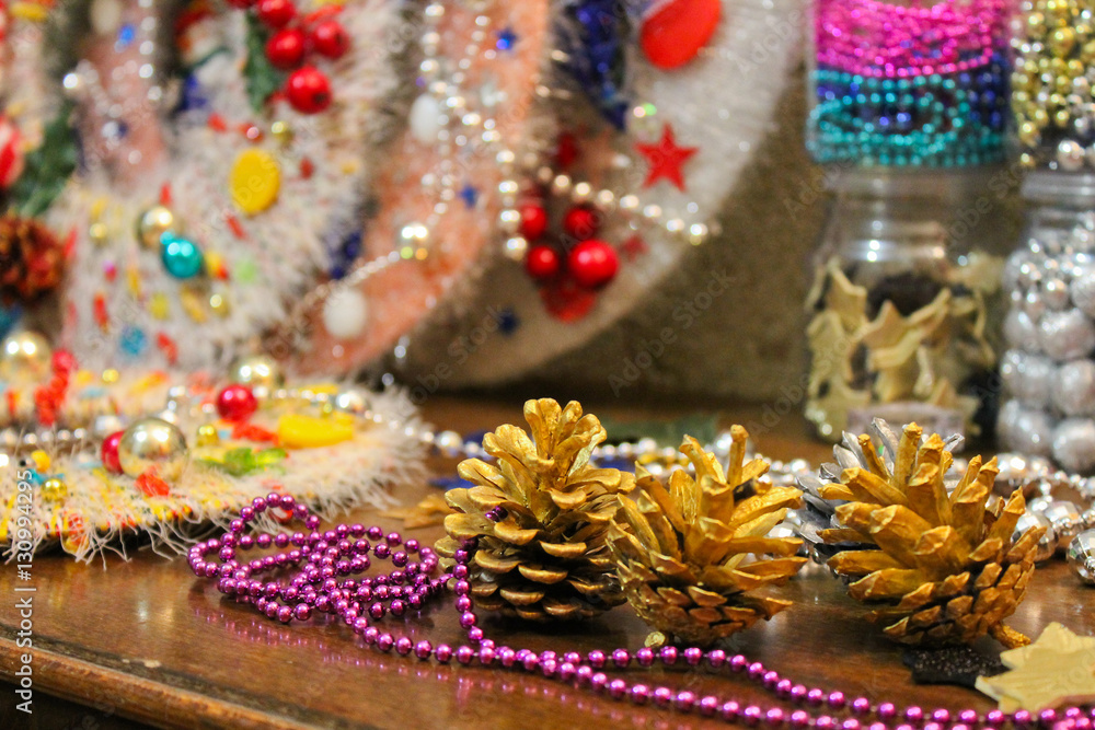 декоративные бусы и сосновые шишки, рождественские украшения и подарки, Фоновый, Текстура