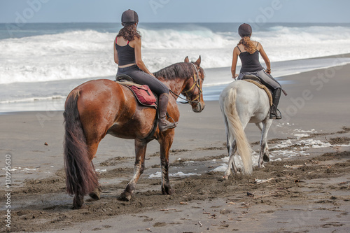 promenade à cheval sur la plage 
