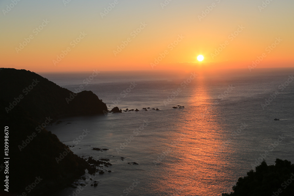 Fototapeta premium 高知県土佐市 帷子崎の朝日