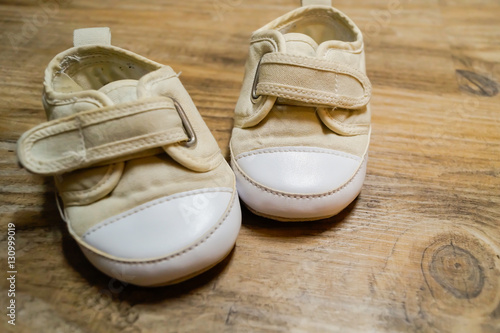 Baby Schuhe auf Holz Untergrund 