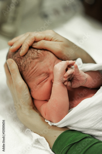 Baby in der ersten Stunde nach der Geburt