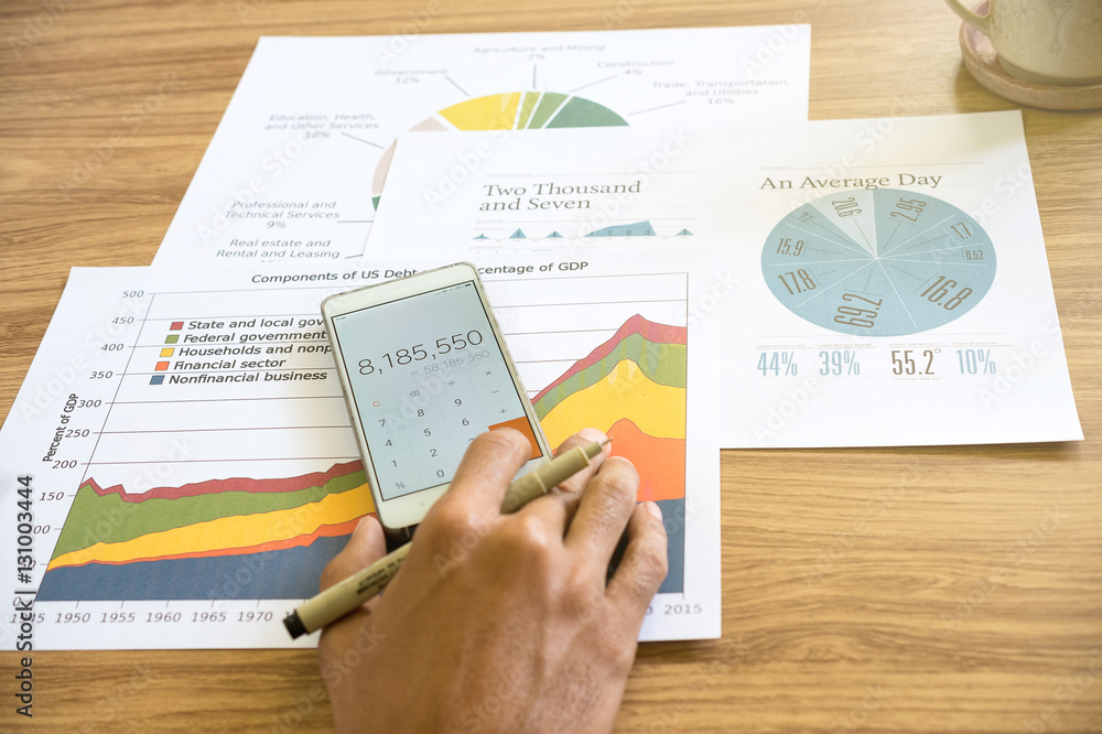 Obraz premium business man working with graphs and charts