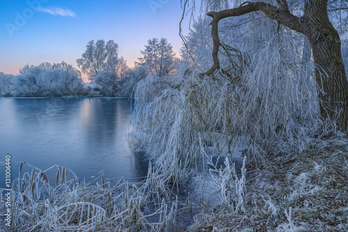 HDR Winterlandschaft / Eingefrorene Landschaft am Thielenburger See in Dannenberg (Wendland, Niedersachsen). Aufgenommen während der Sonnenuntergangszeit vom 5. Dezember 2016. 