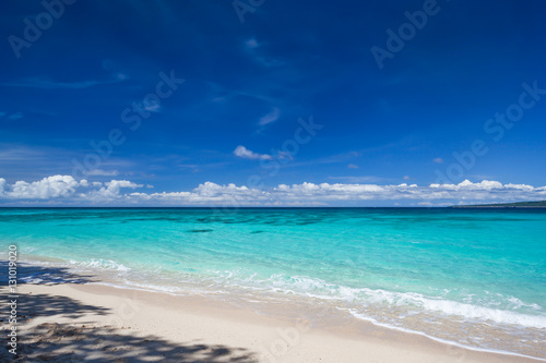Tropical landscape with turquoise sea and white sandy beach © photopixel