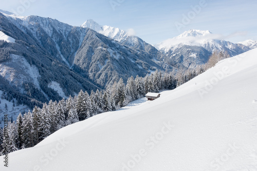 Winterlandschaft mit Schihütten