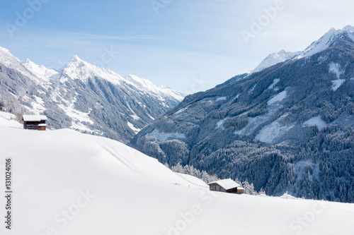 Winterlandschaft mit Schihütten
