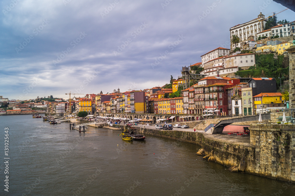 Fototapeta premium Widok na miasto z Porto i rzeką Douro, Porto, Portugalia.