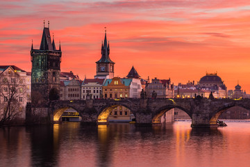 Fototapete Prag Karlsbrücke in Prag mit schönem Sonnenunterganghimmel im Hintergrund, Tschechien.  © Jan