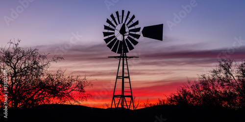 „Tombstone Twilight” Podróż do Tombstone w Arizonie w chłodny grudniowy poranek. Sylwetka tego wiatraka wyróżniała się pięknie na tle zmierzchu.