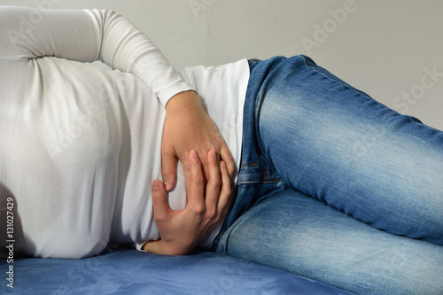 Attraktive junge Frau mit Bauchschmerzen © asbe24