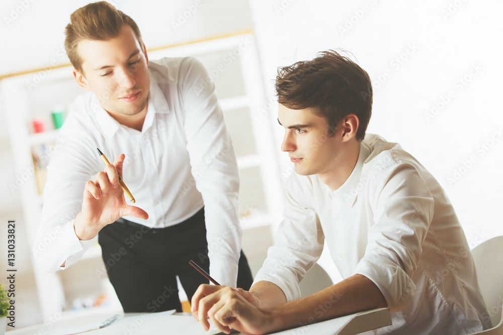 Obraz premium Men discussing something