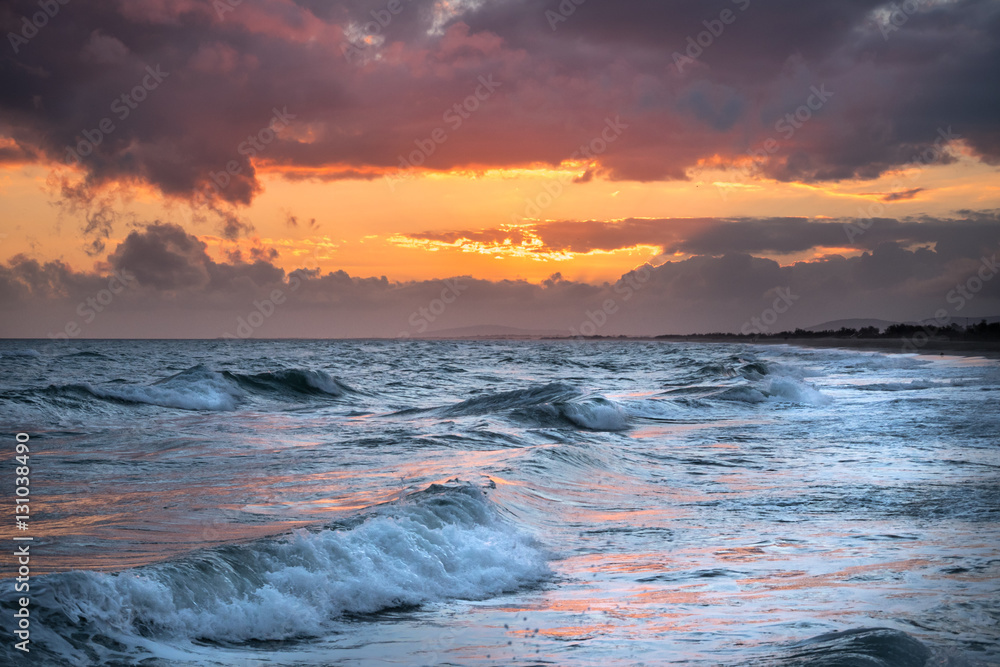 coucher de soleil au dessus des plages de la méditerranée et des vagues bleues