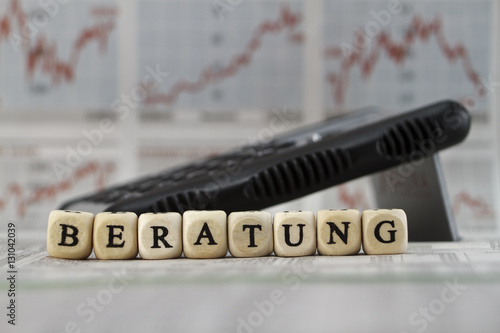 Beratung mit Buchstabenwürfeln auf einer Zeitung gebaut photo