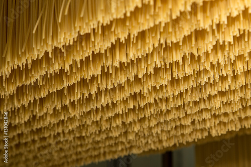 Stesura di spaghetti in fabbrica di pasta. 