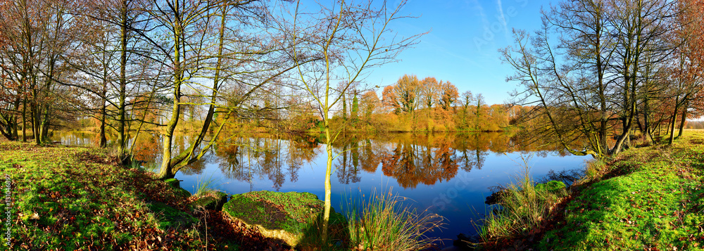 Fototapeta premium Idyllische Landschaft mit Fluss im Herbst