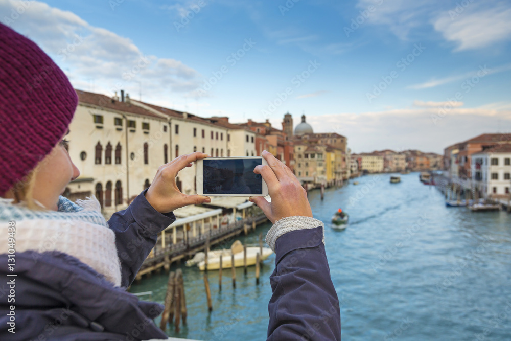 Frau macht ein Foto mit dem Smartphone in Venedig