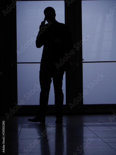 Tableau sur toile silhouette man phoning