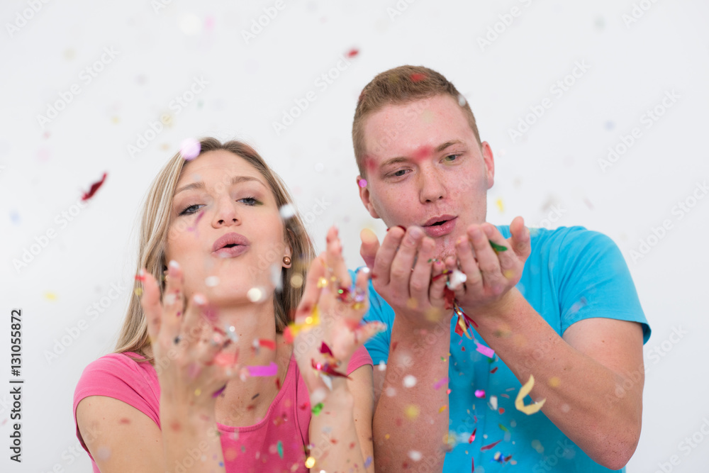 Obraz premium romantic young couple celebrating party with confetti