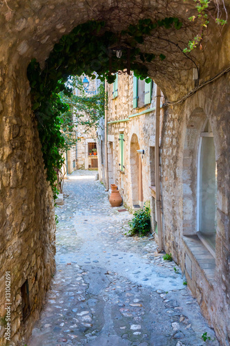 alley with archway in Saint-Paul-de-Vence