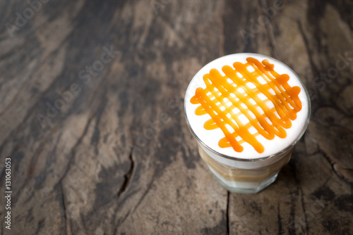 Fotografía glass of hot caramel macchiato coffee