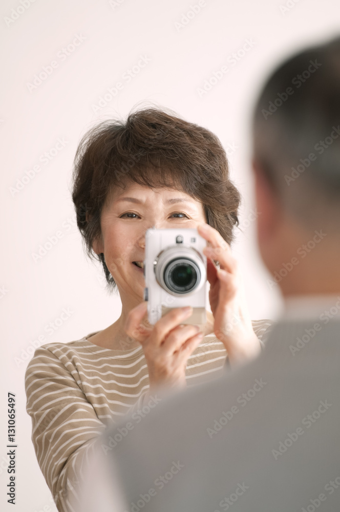 Fototapeta premium カメラで写真を撮るシニア夫婦