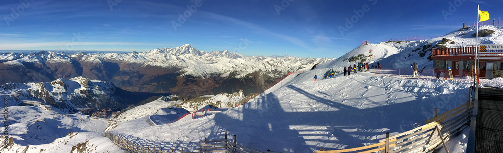 vue panoramique en montagne départ des pistes de ski 