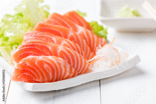 łosoś sashimi na białym tle naczynia i drewna