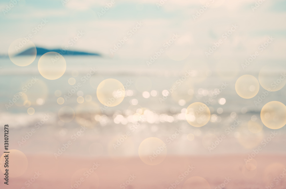 Obraz premium Plamy tropikalna plaża z bokeh słońca lekkiej fala abstrakta tłem.