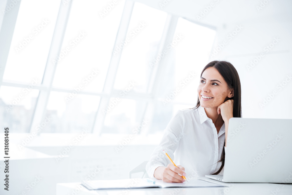 Obraz premium Business woman with laptop