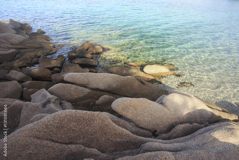In Sardegna mare e cielo, acqua e rocce, acqua limpida, sole sull'isola.
In Sardegna mare e cielo, acqua e rocce, acqua limpida, sole sull'isola.